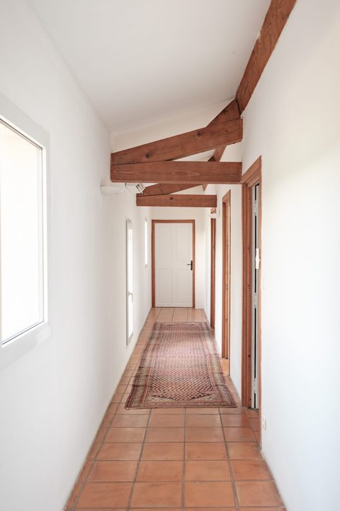 Le hall, vers le jardin