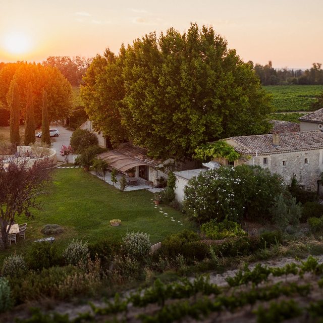 Vue aérienne du domaine au milieu des vignes