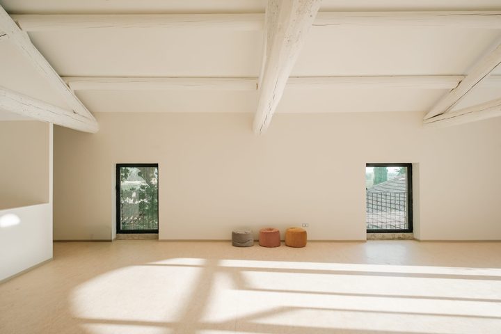 La grande salle, poutres blanches et sol linoléum