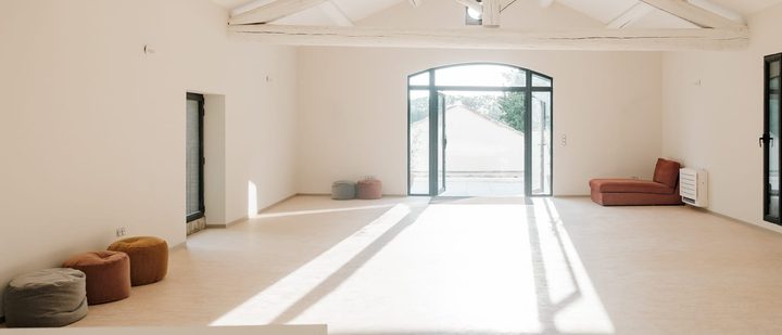 La grande salle, vers la terrasse