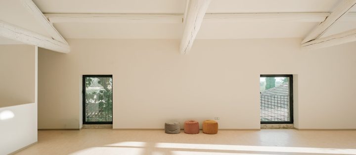 La grande salle, sol en linoléum et poutres blanches